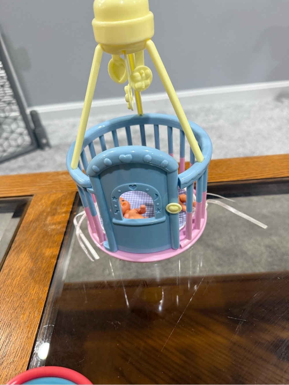 Simba Toy Vintage  Nursery Furniture Playpen Crib Mobile Squeaks  w/ two babies